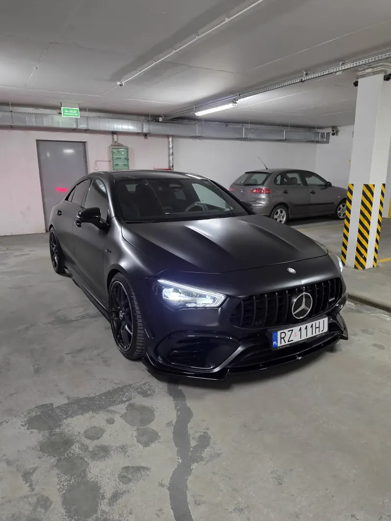 Czarny Mercedes-AMG CLA 45 po ręcznym myciu detailingowym — mobilne mycie detailingowe