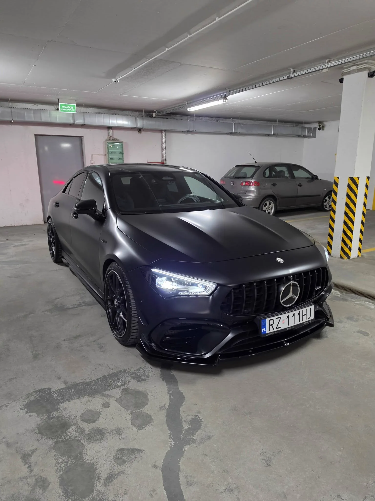 Ciemny Mercedes sfotografowany od przodu na parkingu podziemnym — materiał z galerii GO! Mobilny Detailing.
