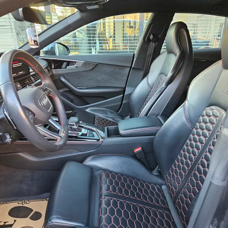 Czarne fotele kubełkowe Audi RS5 z czerwonymi przeszyciami po czyszczeniu — detailing wnętrza samochodu