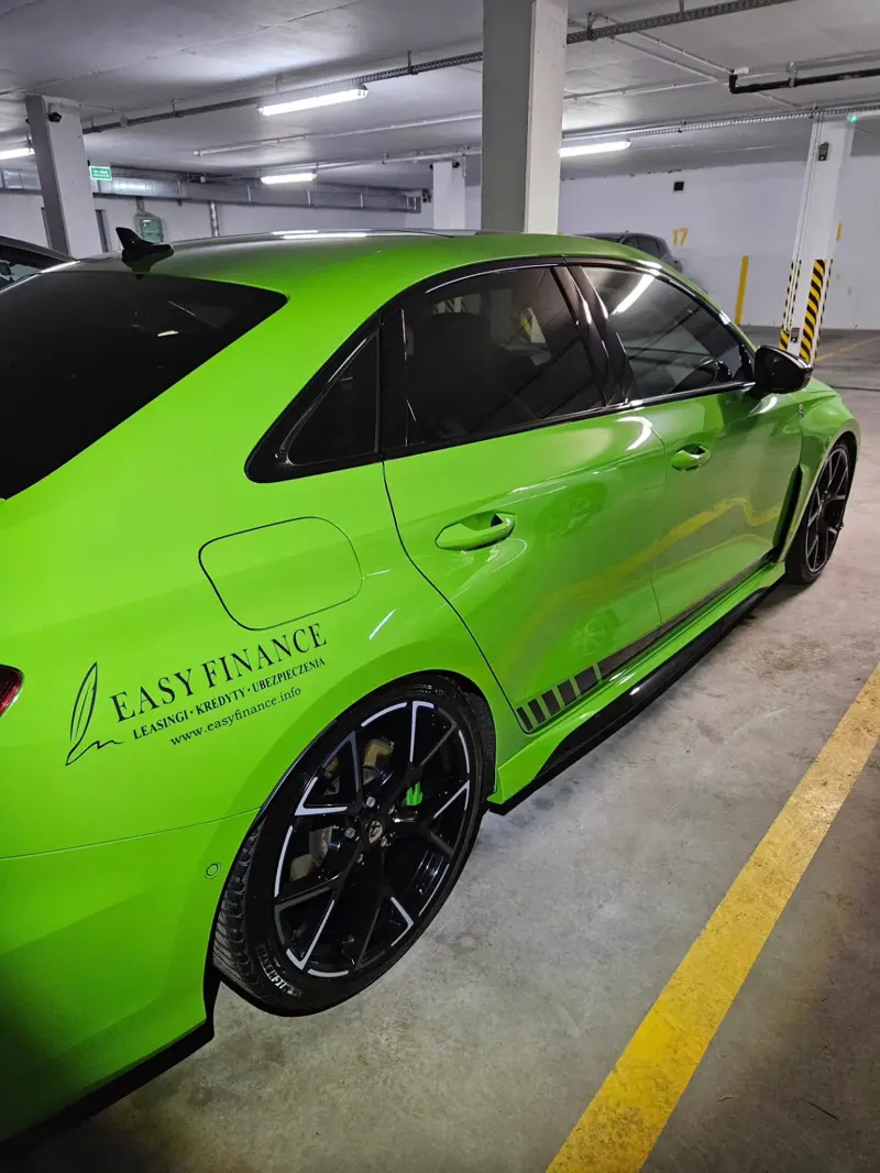 Zielone Audi RS3 z głębokim połyskiem lakieru po aplikacji powłoki ceramicznej — powłoka ceramiczna Rzeszów