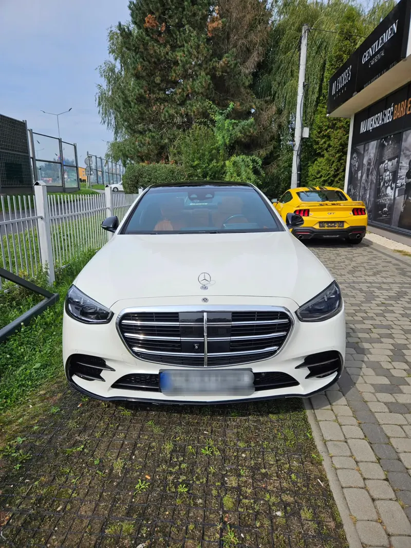 Czarny Mercedes S500 W223 zaparkowany pod adresem klienta — mobilny detailing