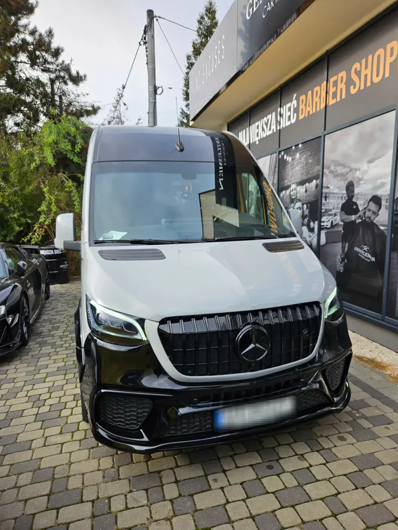 Mercedes Sprinter po myciu na parkingu firmowym — obsługa flot