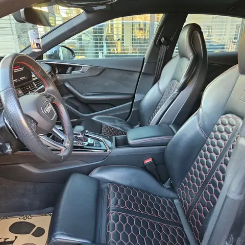 Przednie fotele i kokpit Audi RS5 – czarna skóra pikowana w plaster miodu z czerwonym przeszyciem