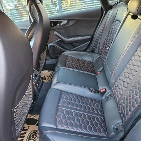 Tylna kanapa Audi RS5 z czarnej skóry pikowanej w plaster miodu, z czerwonym przeszyciem