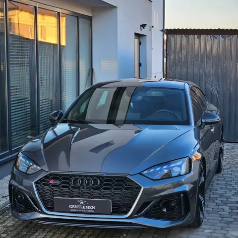 Szare Audi RS5 widziane z przodu, zaparkowane na zewnątrz
