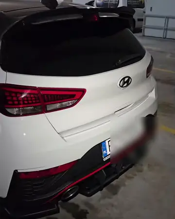 Ten sam Hyundai i30 N po myciu, w garażu