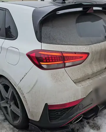 Biały Hyundai i30 N oblepiony zimowym błotem i solą